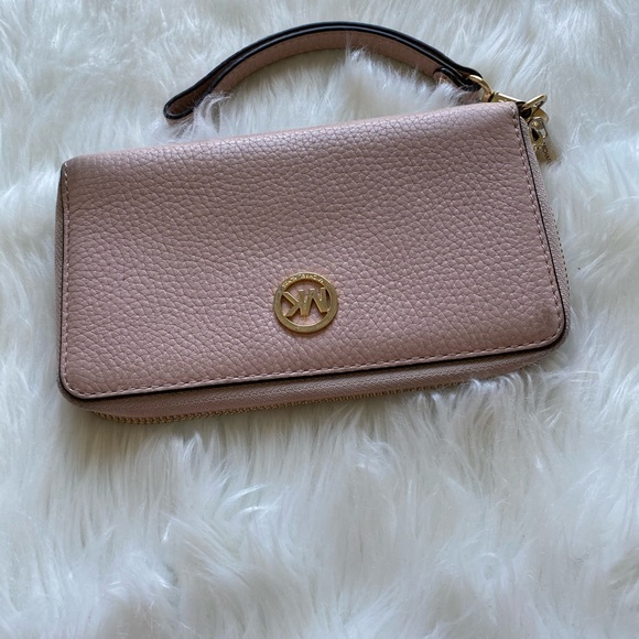 Michael Kors Handbags - Michael Kors  wallets 🌿🌿🌿